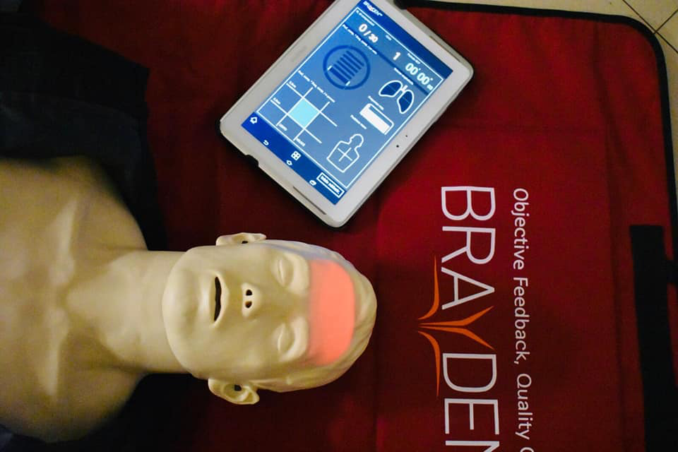 Persone che fanno manovre salvavita su un manichino